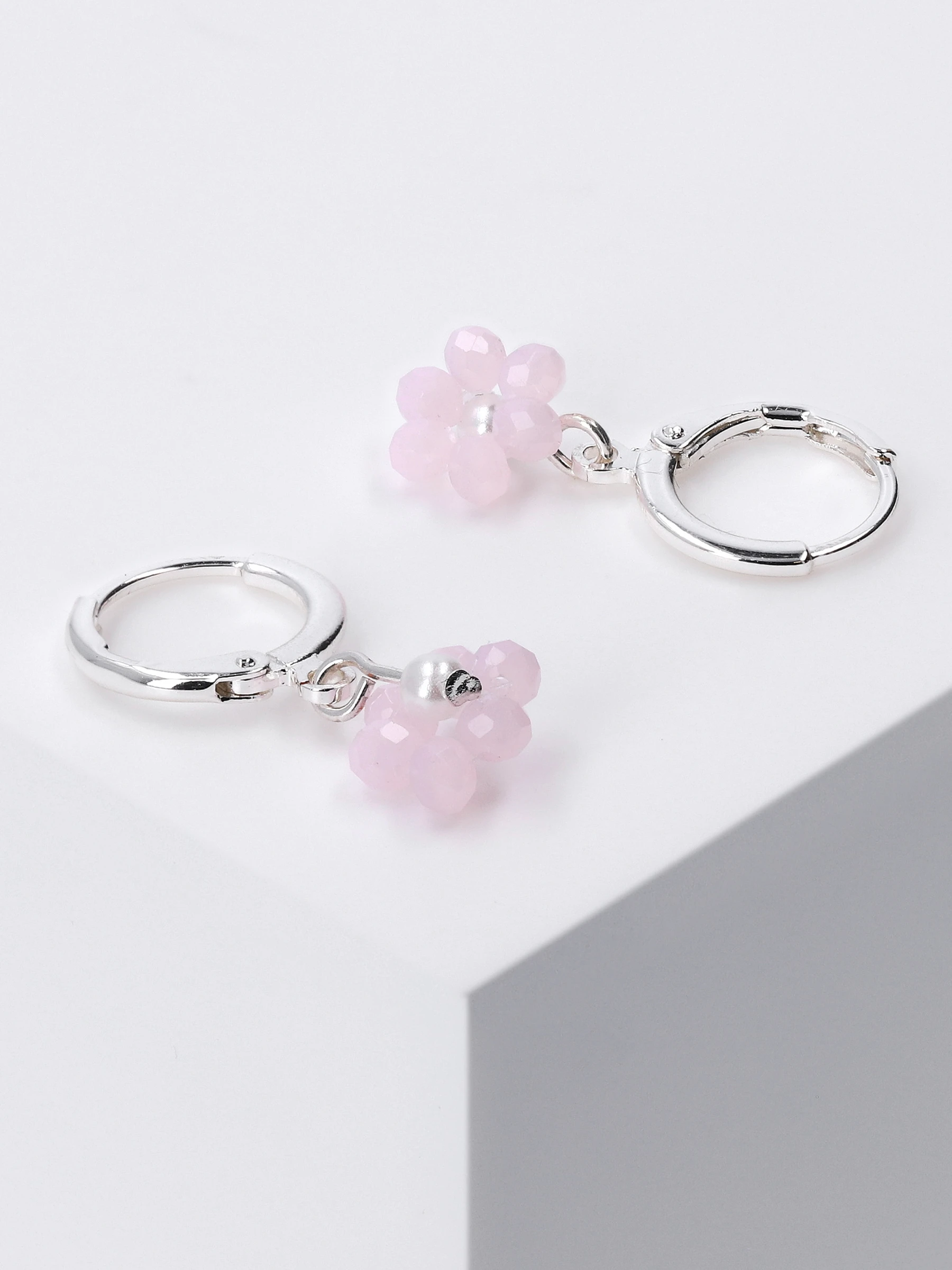 Accessories Huggie-Creole Mit Zierperle Und Blumen-Anhänger – Bild 2