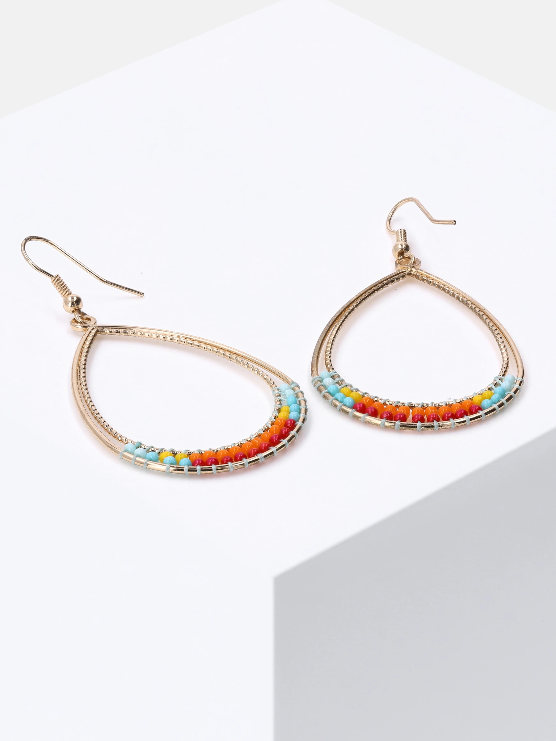 Accessories Goldglänzende Ohrhänger Mit Mehrfarbigen Glasperlen – Bild 2